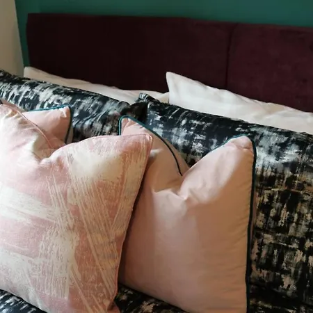 The Cross Green - Leeds 2bed Apt With Free Parking