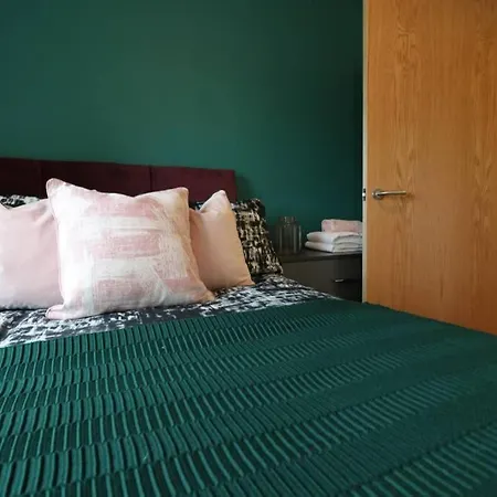 The Cross Green - Leeds 2bed Apt With Free Parking *